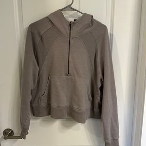 Comfy stylish sweatshirt. Size L but I’m 5’9 and it fits like a medium.